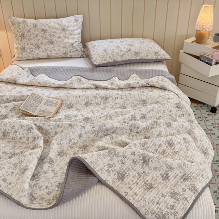 91家纺网 家纺一手货源 找家纺 漫调家纺 2025新款全棉双层纱与绒床盖三件套 轻烟凝灰