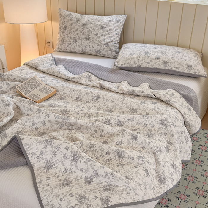 91家纺网 家纺一手货源 找家纺 漫调家纺 2025新款全棉双层纱与绒床盖三件套 轻烟凝灰