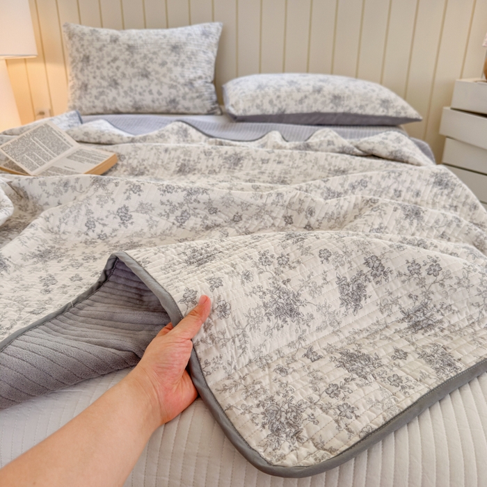 91家纺网 家纺一手货源 找家纺 漫调家纺 2025新款全棉双层纱与绒床盖三件套 轻烟凝灰