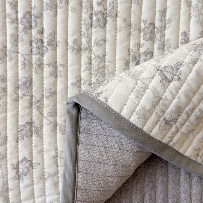 91家纺网 家纺一手货源 找家纺 漫调家纺 2025新款全棉双层纱与绒床盖三件套 轻烟凝灰