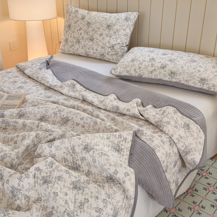 91家纺网 家纺一手货源 找家纺 漫调家纺 2025新款全棉双层纱与绒床盖三件套 轻烟凝灰