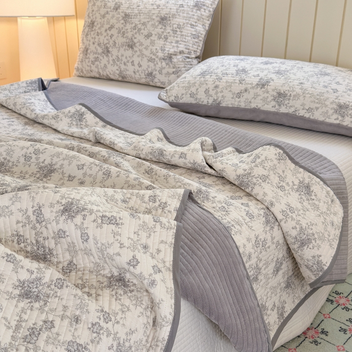 91家纺网 家纺一手货源 找家纺 漫调家纺 2025新款全棉双层纱与绒床盖三件套 轻烟凝灰