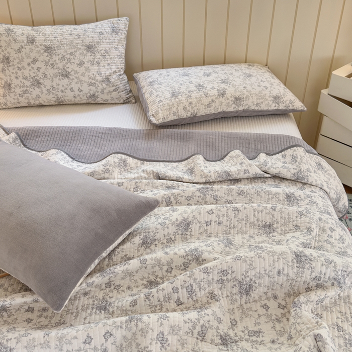 91家纺网 家纺一手货源 找家纺 漫调家纺 2025新款全棉双层纱与绒床盖三件套 轻烟凝灰