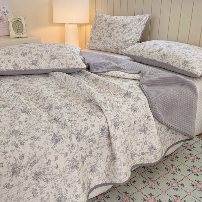 91家纺网 家纺一手货源 找家纺 漫调家纺 2025新款全棉双层纱与绒床盖三件套 轻烟凝灰