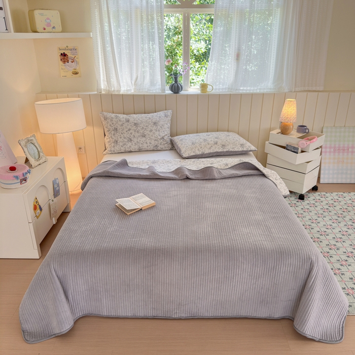 91家纺网 家纺一手货源 找家纺 漫调家纺 2025新款全棉双层纱与绒床盖三件套 轻烟凝灰