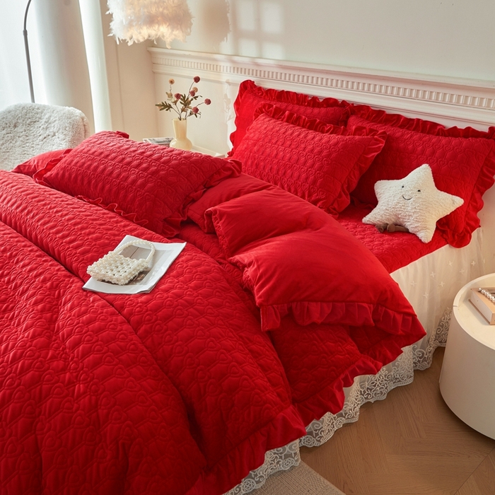 91家纺网 家纺一手货源 找家纺 怡源梦 2025新款A类牛奶绒夹棉床裙单件-甜心公主系列 大红色