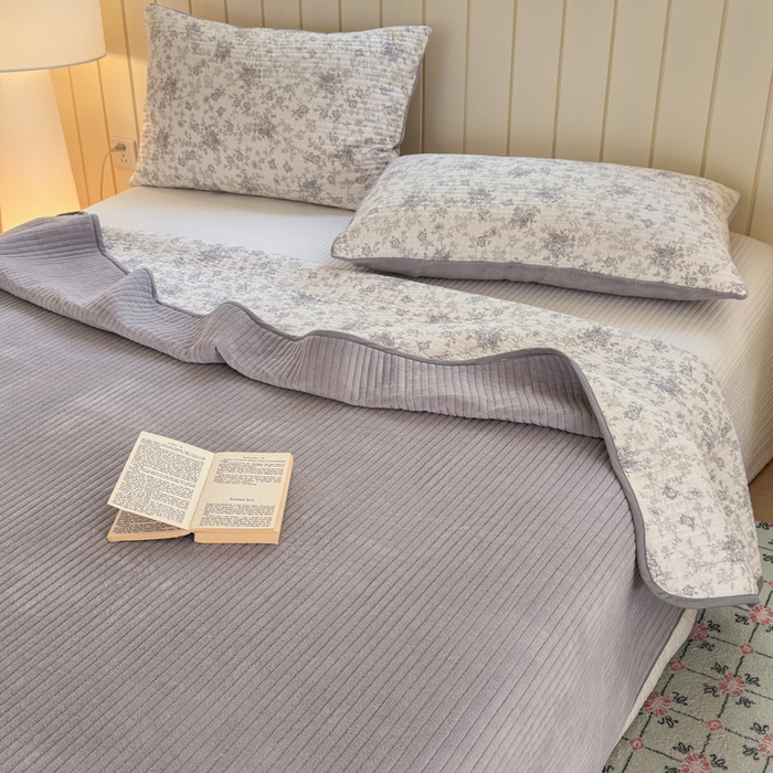 91家纺网 家纺一手货源 找家纺 漫调家纺 2025新款全棉双层纱与绒床盖三件套 轻烟凝灰