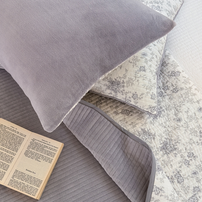 91家纺网 家纺一手货源 找家纺 漫调家纺 2025新款全棉双层纱与绒床盖三件套 轻烟凝灰