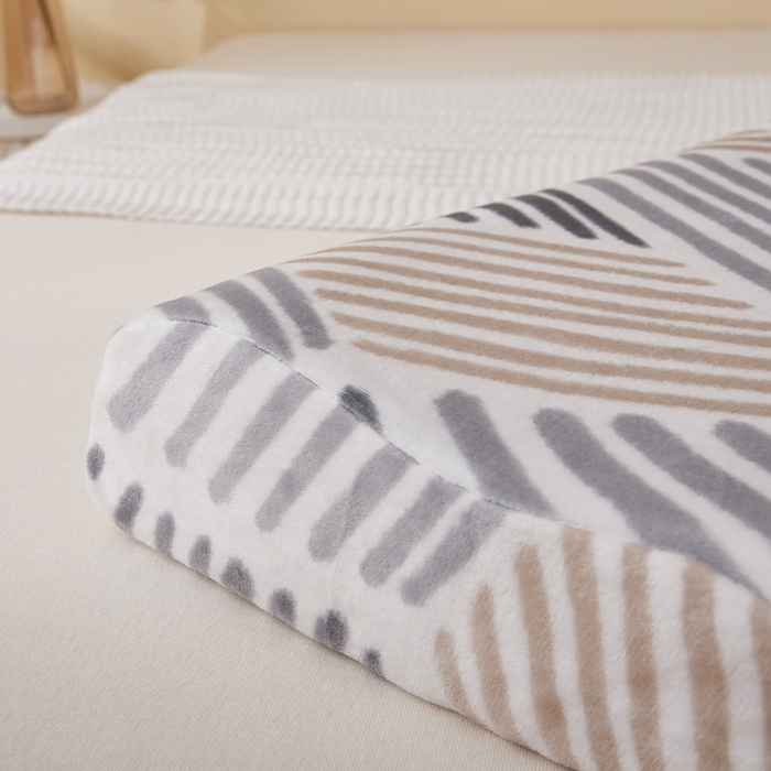 91家纺网 家纺一手货源 找家纺 翎盈家纺 2025新款加厚高克重牛奶绒乳胶枕头套 柏拉图-灰