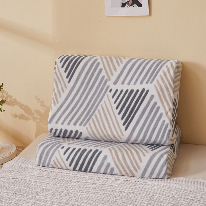 91家纺网 家纺一手货源 找家纺 翎盈家纺 2025新款加厚高克重牛奶绒乳胶枕头套 柏拉图-灰