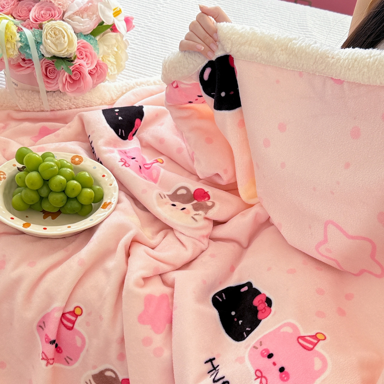 91家纺网 家纺一手货源 找家纺 沐慕 2025新款牛奶绒拼羊羔绒毛毯盖毯毯子 毛毯-三只小猫