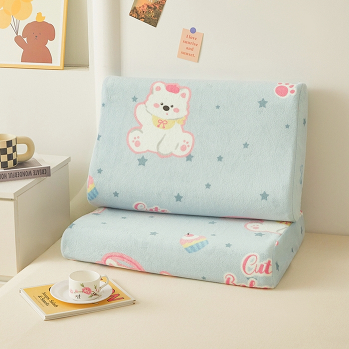 91家纺网 家纺一手货源 找家纺 翎盈家纺 2025新款加厚高克重牛奶绒乳胶枕头套 比尔狗蓝