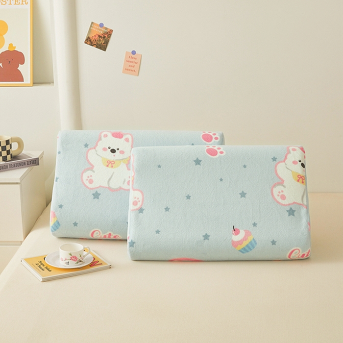 91家纺网 家纺一手货源 找家纺 翎盈家纺 2025新款加厚高克重牛奶绒乳胶枕头套 比尔狗蓝