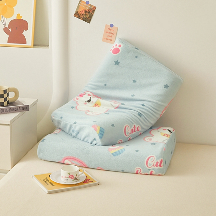 91家纺网 家纺一手货源 找家纺 翎盈家纺 2025新款加厚高克重牛奶绒乳胶枕头套 比尔狗蓝