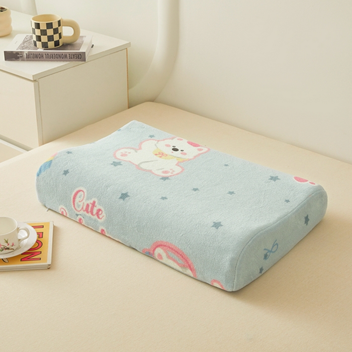 91家纺网 家纺一手货源 找家纺 翎盈家纺 2025新款加厚高克重牛奶绒乳胶枕头套 比尔狗蓝