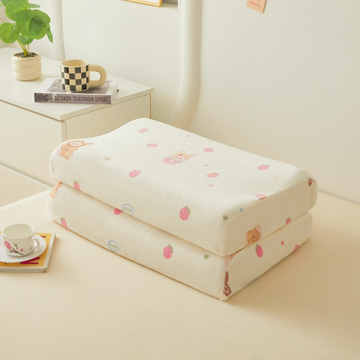 91家纺网 家纺一手货源 找家纺 翎盈家纺 2025新款加厚高克重牛奶绒乳胶枕头套 草莓萌宝