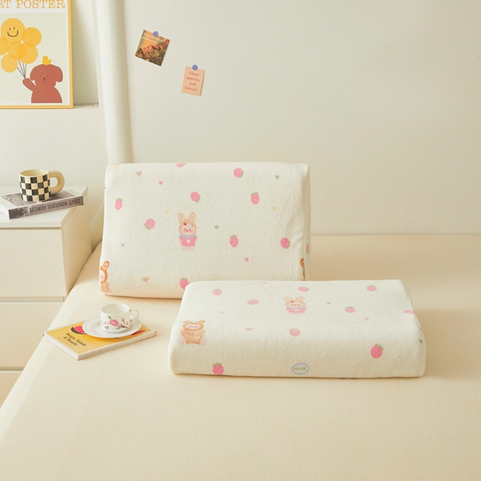 91家纺网 家纺一手货源 找家纺 翎盈家纺 2025新款加厚高克重牛奶绒乳胶枕头套 草莓萌宝