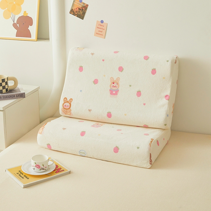 91家纺网 家纺一手货源 找家纺 翎盈家纺 2025新款加厚高克重牛奶绒乳胶枕头套 草莓萌宝