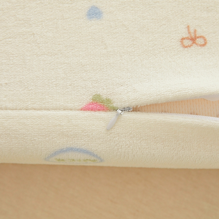 91家纺网 家纺一手货源 找家纺 翎盈家纺 2025新款加厚高克重牛奶绒乳胶枕头套 草莓萌宝