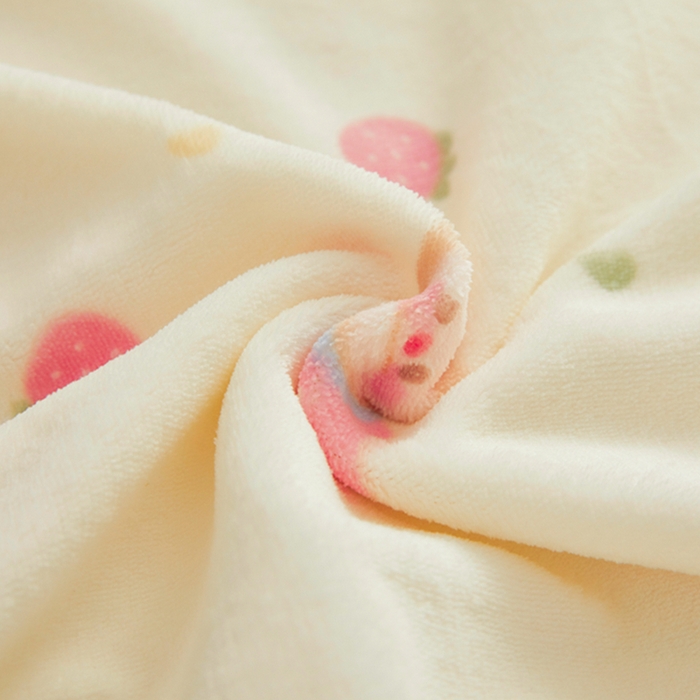 91家纺网 家纺一手货源 找家纺 翎盈家纺 2025新款加厚高克重牛奶绒乳胶枕头套 草莓萌宝