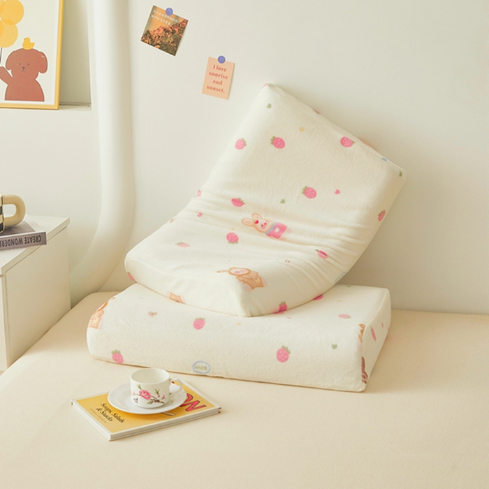 91家纺网 家纺一手货源 找家纺 翎盈家纺 2025新款加厚高克重牛奶绒乳胶枕头套 草莓萌宝