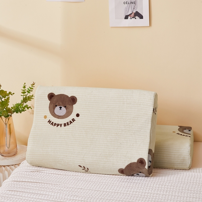 91家纺网 家纺一手货源 找家纺 翎盈家纺 2025新款加厚高克重牛奶绒乳胶枕头套 开心小熊