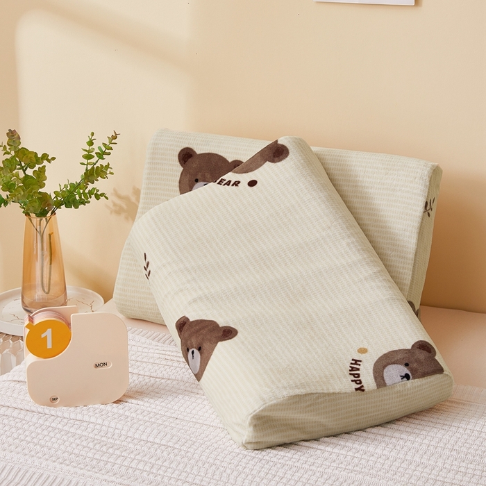 91家纺网 家纺一手货源 找家纺 翎盈家纺 2025新款加厚高克重牛奶绒乳胶枕头套 开心小熊