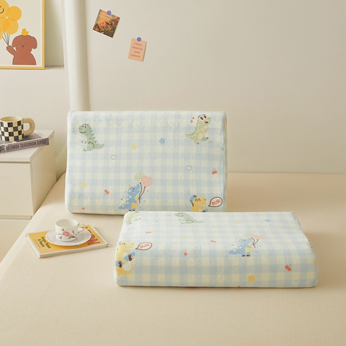 91家纺网 家纺一手货源 找家纺 翎盈家纺 2025新款加厚高克重牛奶绒乳胶枕头套 恐龙乐园