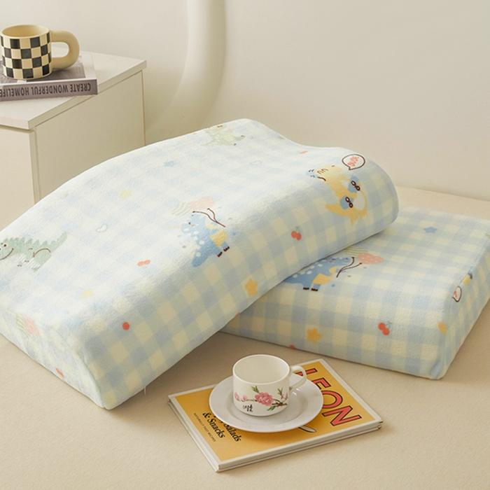 91家纺网 家纺一手货源 找家纺 翎盈家纺 2025新款加厚高克重牛奶绒乳胶枕头套 恐龙乐园