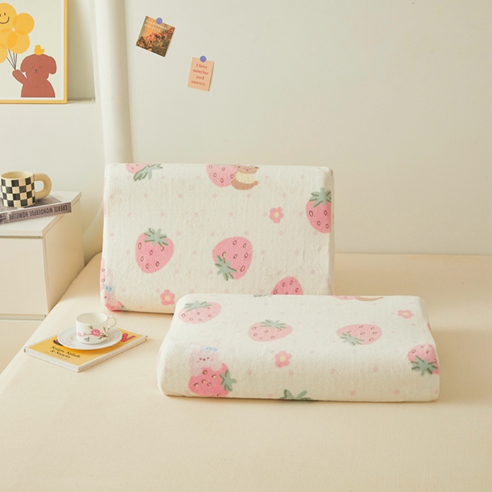 91家纺网 家纺一手货源 找家纺 翎盈家纺 2025新款加厚高克重牛奶绒乳胶枕头套 奶油草莓