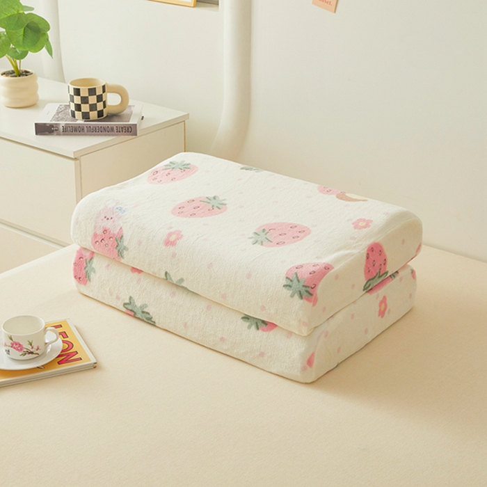 91家纺网 家纺一手货源 找家纺 翎盈家纺 2025新款加厚高克重牛奶绒乳胶枕头套 奶油草莓