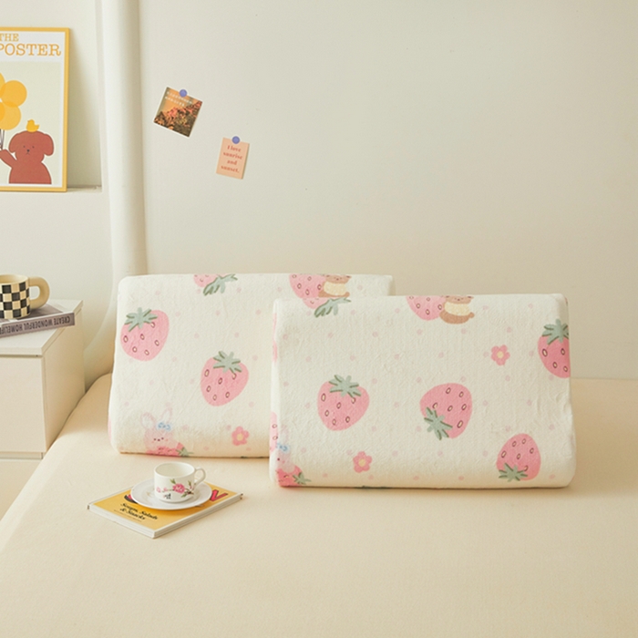 91家纺网 家纺一手货源 找家纺 翎盈家纺 2025新款加厚高克重牛奶绒乳胶枕头套 奶油草莓