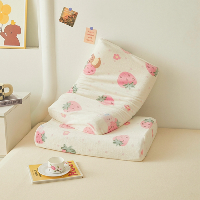 91家纺网 家纺一手货源 找家纺 翎盈家纺 2025新款加厚高克重牛奶绒乳胶枕头套 奶油草莓