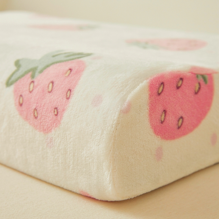 91家纺网 家纺一手货源 找家纺 翎盈家纺 2025新款加厚高克重牛奶绒乳胶枕头套 奶油草莓