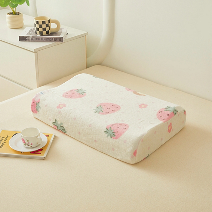 91家纺网 家纺一手货源 找家纺 翎盈家纺 2025新款加厚高克重牛奶绒乳胶枕头套 奶油草莓