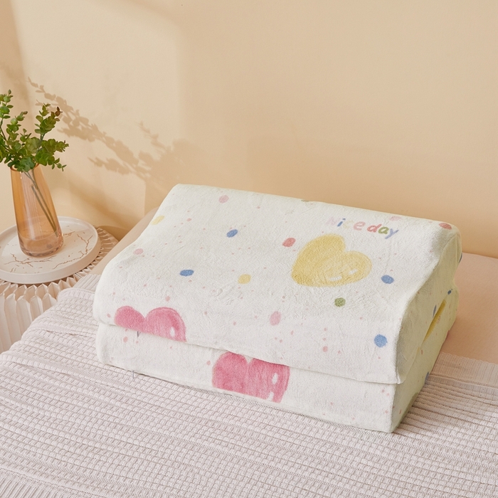 91家纺网 家纺一手货源 找家纺 翎盈家纺 2025新款加厚高克重牛奶绒乳胶枕头套 炫彩爱心