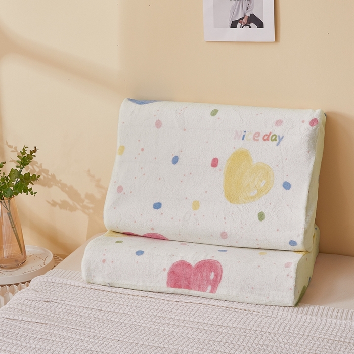 91家纺网 家纺一手货源 找家纺 翎盈家纺 2025新款加厚高克重牛奶绒乳胶枕头套 炫彩爱心