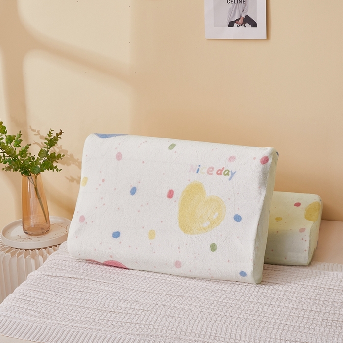 91家纺网 家纺一手货源 找家纺 翎盈家纺 2025新款加厚高克重牛奶绒乳胶枕头套 炫彩爱心