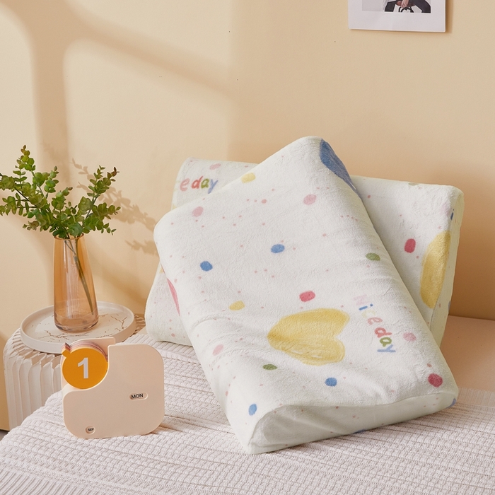 91家纺网 家纺一手货源 找家纺 翎盈家纺 2025新款加厚高克重牛奶绒乳胶枕头套 炫彩爱心