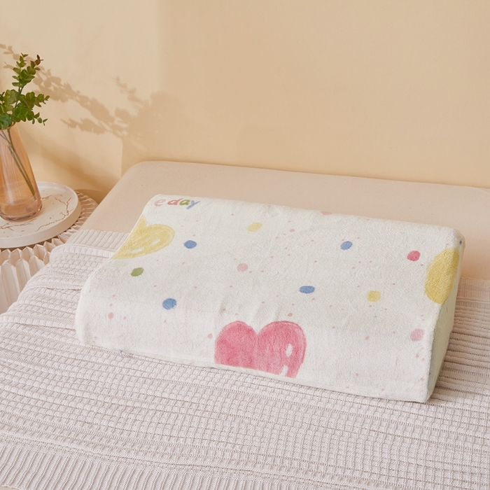 91家纺网 家纺一手货源 找家纺 翎盈家纺 2025新款加厚高克重牛奶绒乳胶枕头套 炫彩爱心