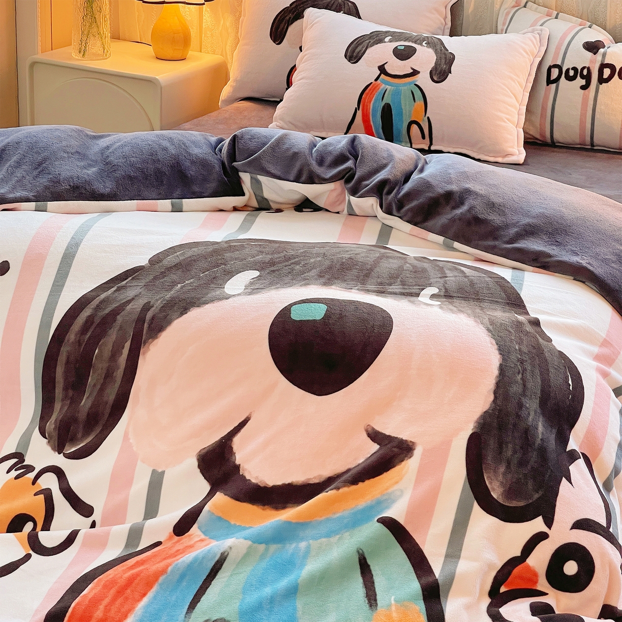 91家纺网 家纺一手货源 找家纺 炫拼家纺 2025新款大版数码印花卡通高克重牛奶绒四件套 乔治汪汪