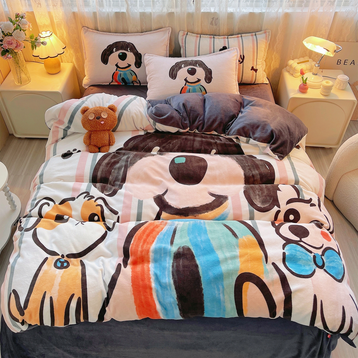 91家纺网 家纺一手货源 找家纺 炫拼家纺 2025新款大版数码印花卡通高克重牛奶绒四件套 乔治汪汪