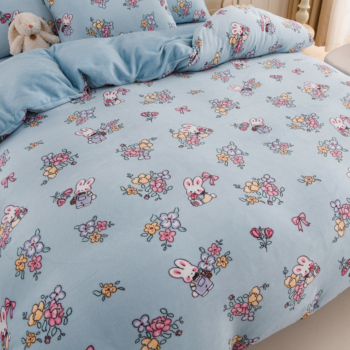 91家纺网 家纺一手货源 找家纺 紫月轩家纺 2025新款A类牛奶绒小清新印花四件套 花漾兔语