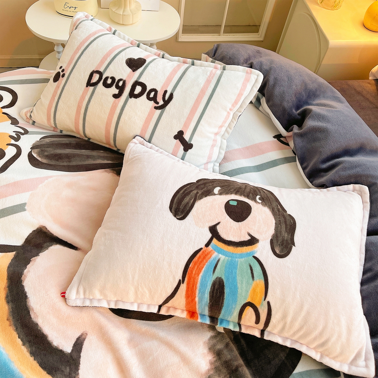 91家纺网 家纺一手货源 找家纺 炫拼家纺 2025新款大版数码印花卡通高克重牛奶绒四件套 乔治汪汪