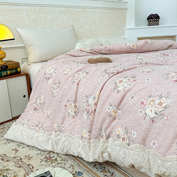 91家纺网 家纺一手货源 找家纺 芯恋 25年新款亚麻风全棉花边云感冬被四季被加厚冬被 花弄影