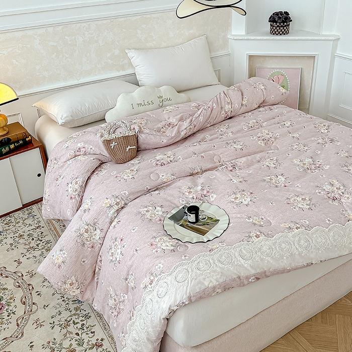 91家纺网 家纺一手货源 找家纺 芯恋 25年新款亚麻风全棉花边云感冬被四季被加厚冬被 花弄影