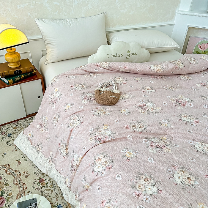 91家纺网 家纺一手货源 找家纺 芯恋 25年新款亚麻风全棉花边云感冬被四季被加厚冬被 花弄影