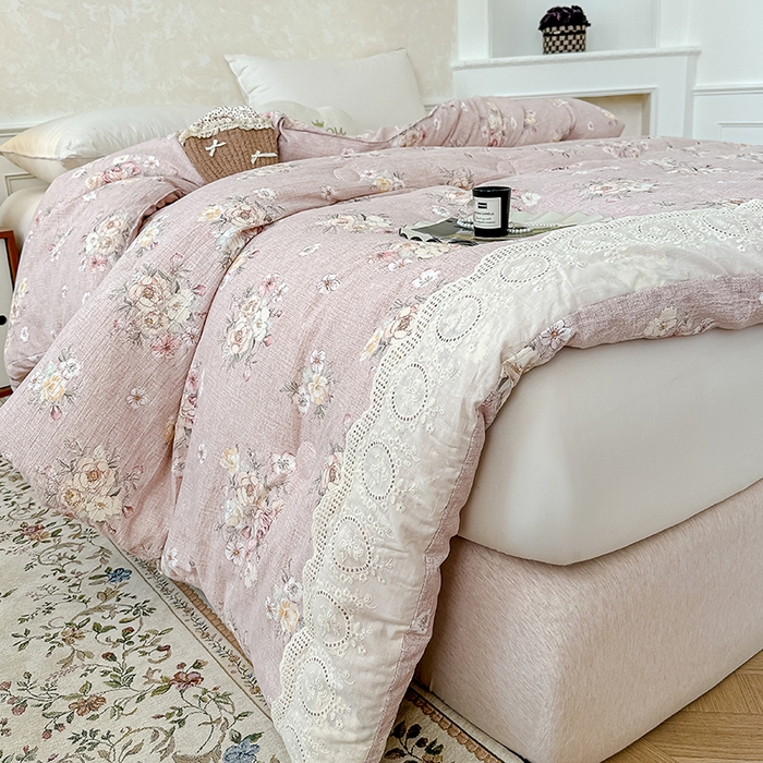 91家纺网 家纺一手货源 找家纺 芯恋 25年新款亚麻风全棉花边云感冬被四季被加厚冬被 花弄影