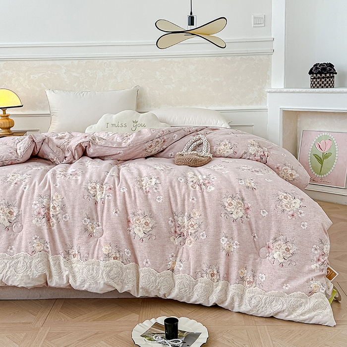 91家纺网 家纺一手货源 找家纺 芯恋 25年新款亚麻风全棉花边云感冬被四季被加厚冬被 花弄影