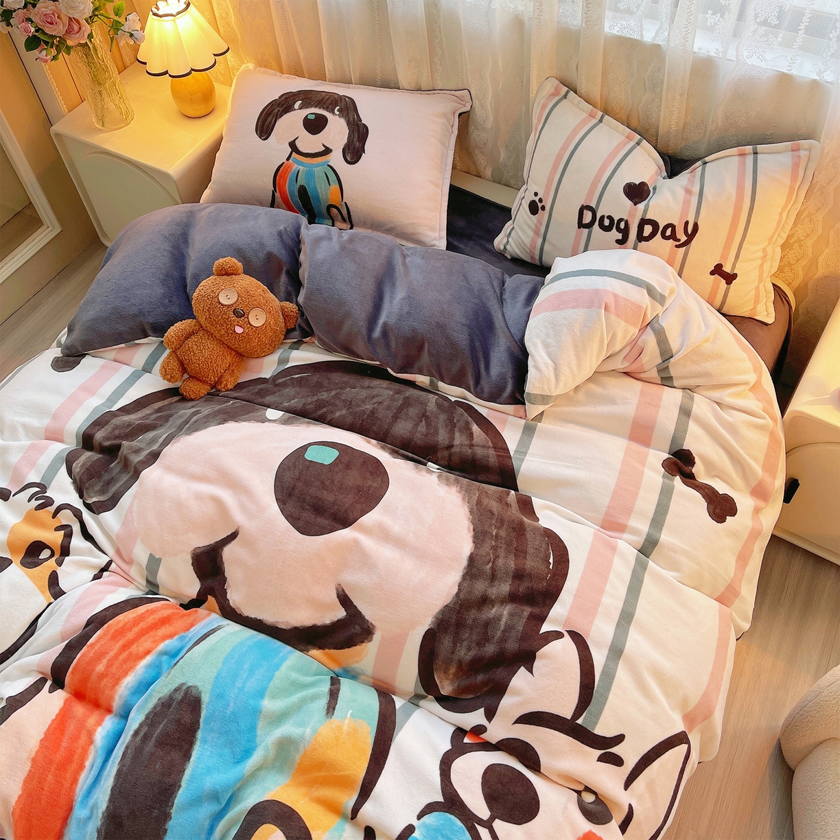 91家纺网 家纺一手货源 找家纺 炫拼家纺 2025新款大版数码印花卡通高克重牛奶绒四件套 乔治汪汪